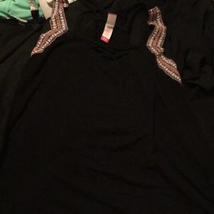 Sleeveless flowy shirt